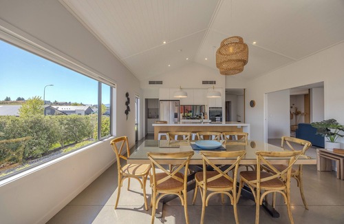 Wanaka House | Lake View Heights - Luxury Large Modern House & Self Contained Studi(264 sq mtr)
