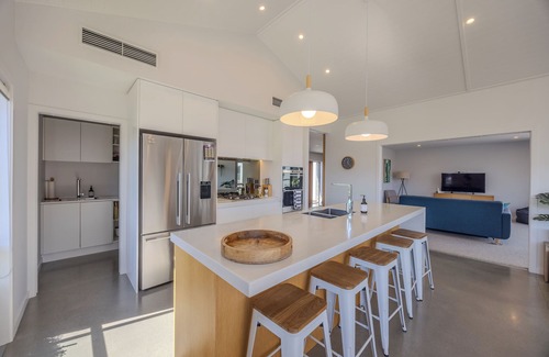 Wanaka House | Lake View Heights - Luxury Large Modern House & Self Contained Studi(264 sq mtr)