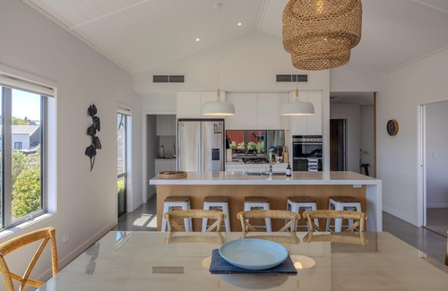 Wanaka House | Lake View Heights - Luxury Large Modern House & Self Contained Studi(264 sq mtr)