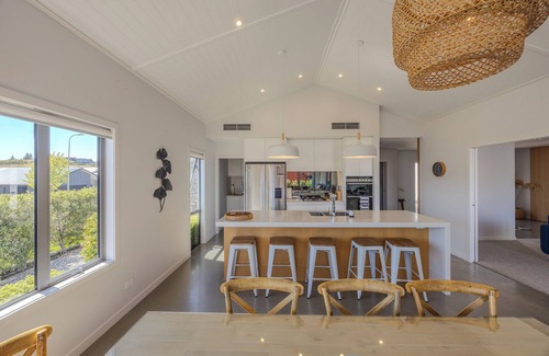Wanaka House | Lake View Heights - Luxury Large Modern House & Self Contained Studi(264 sq mtr)