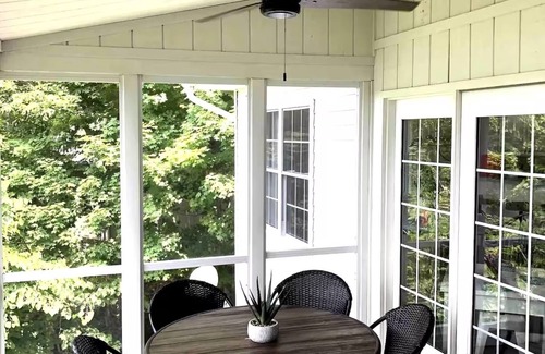 Jamestown House | Lake View Home-Good for Big Group-Jamestown Marina