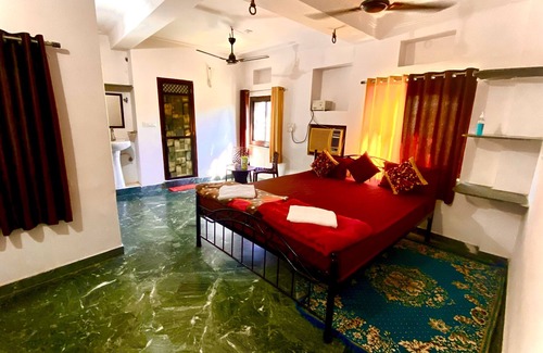 Lake Swaroop Sagar Hotel | lake view rooftop in lakecity