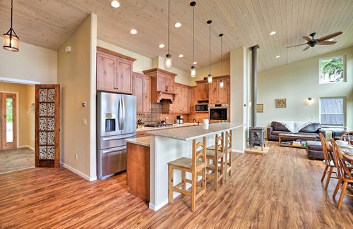 Sudden Valley House | Lake Whatcom House w/Private Hot Tub + Dock