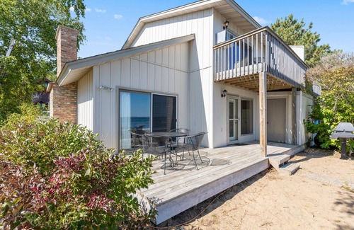 Breezy Point Apartment | Lakefront 2BR Townhome with Beach & Dock Access