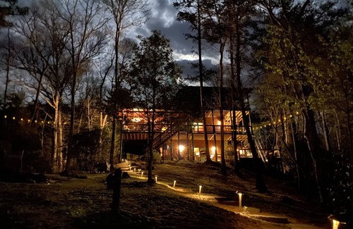 My Mountain Cabin | LAKEFRONT 3BR, PET FRIENDLY, HOT TUB, FIREPIT, OUTDOOR BAR, DOCKS, FISHING. FUN!