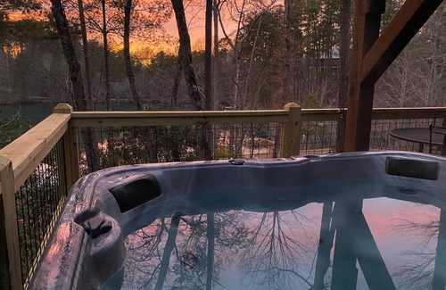 My Mountain Cabin | LAKEFRONT 3BR, PET FRIENDLY, HOT TUB, FIREPIT, OUTDOOR BAR, DOCKS, FISHING. FUN!