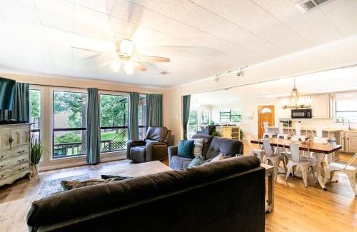 Negreet Apartment | Lakefront 3BR with Bunkhouse and Kayaks, Rowboat Included