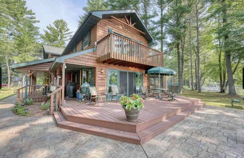 Willard Cabin | Lakefront 5 Bedroom Cabin on Mead Lake