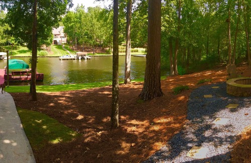 Reynolds Landing House | Lakefront Artsy/Spacious Reynolds Farm House w/Fire Pit (Kayak & SUPs incl.)