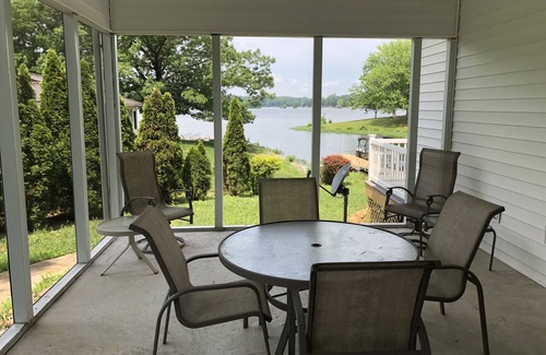 Marion House | Lakefront at Lake of Egypt sleeps 10! Dock/2 kayaks 2 paddleboards!
