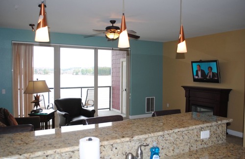 Lake Delton Condo | LAKEFRONT. Balcony. PET Friendly!!