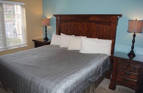 Lake Delton Condo | LAKEFRONT. Balcony. PET Friendly!!
