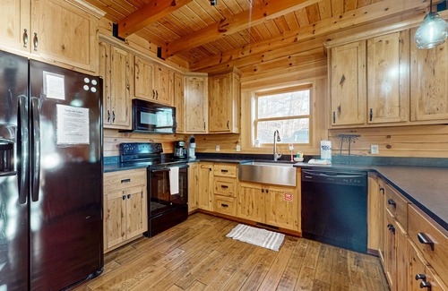 Tazewell Cabin | Lakefront cabin w/fire pit, dock, grill, fireplace, Wi-Fi