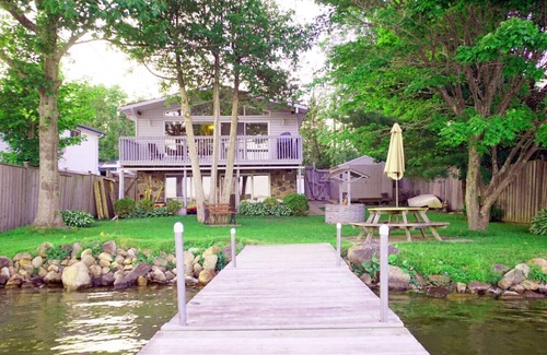 Springwater Cottage | Lakefront Cedar Haven- Free use Canoe and Kayak, 1 hr from Toronto, All Seasons