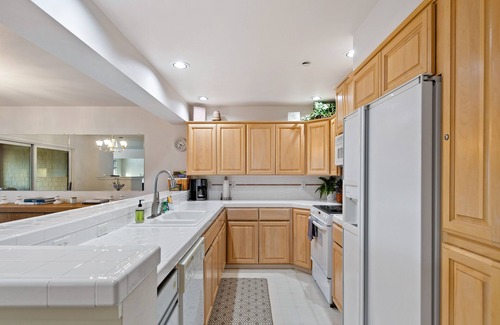 Coeur d'Alene Condo | Lakefront Condo with WiFi, Marina, & Beach Volleyball Courts