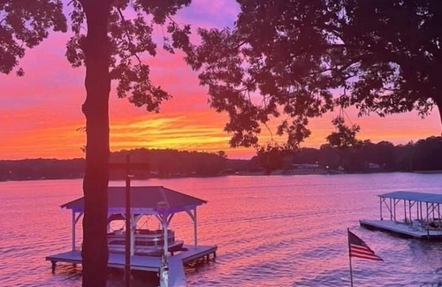 Cropwell House | Lakefront Cottage: 2 Kings, Boat Launch, Swim Dock, Firepit, 3 Patios, Lilypad