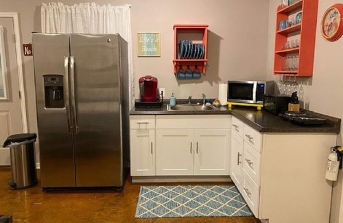 Hillister Apartment | Lakefront cottage located in forested East Texas