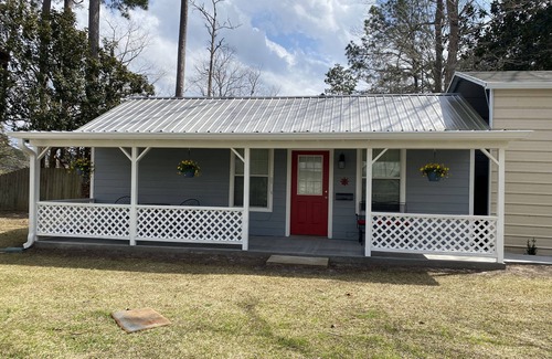Hillister Apartment | Lakefront cottage located in forested East Texas