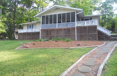 Semora Cottage | Lakefront cottage with WiFi .