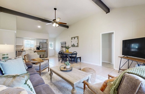 Kingsland House | Lakefront dog-friendly getaway with private boat dock & views