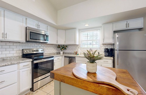 Kingsland House | Lakefront dog-friendly getaway with private boat dock & views