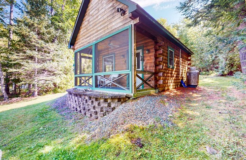 Oakland Cabin | Lakefront, dog-friendly cottage with screened porch, firepit, WiFi & lake access