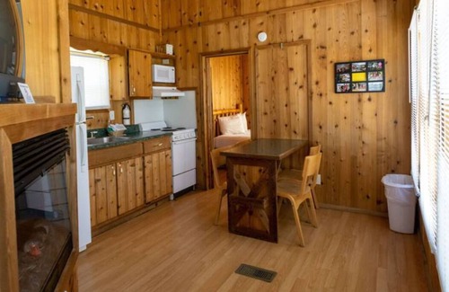 Cadiz Cottage | Lakefront Family Fort 77 -Dog Friendly!