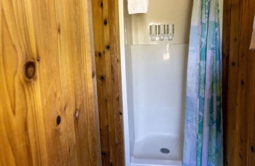 Cadiz Cottage | Lakefront Family Fort 77 -Dog Friendly!