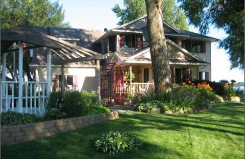 Lindstrom House | Lakefront Family Getaway! Pontoon Rentals-Kayak-Pedal Boat-Fire Pit-Sandy Beach