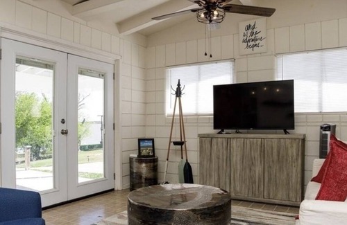 Dinero House | Lakefront Family Home