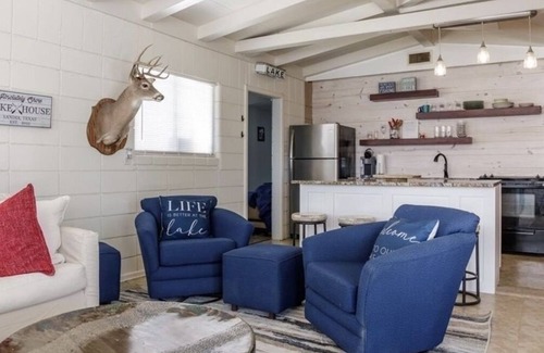 Dinero House | Lakefront Family Home