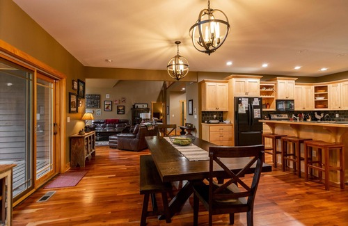 Friendship House | LAKEFRONT FAMILY RETREAT ON THE EASTERN SIDE OF CASTLE ROCK LAKE - PET FRIENDLY