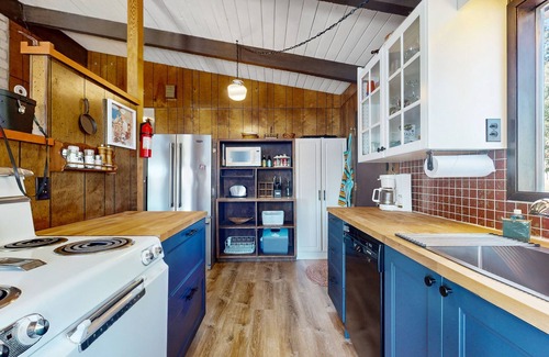 Chelan House | Lakefront gem with large deck, grill, fast WiFi, & great views