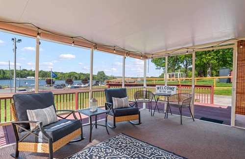 High Point House | Lakefront Getaway – 180° Water Views, Sunroom, Deck, Marina & 3 Miles to HPU