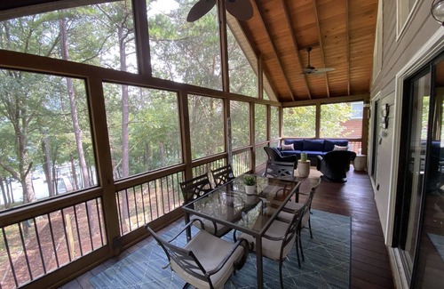 Westminster House | LAKEFRONT HARTWELL! Good dogs welcome! Covered dock, fire pit, kayaks!