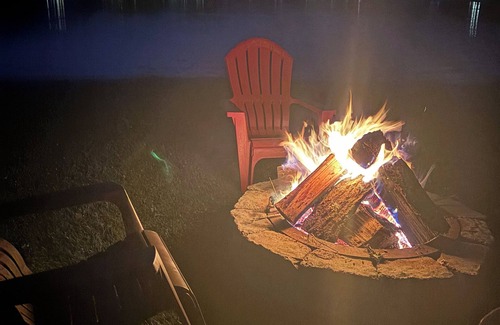 Ada House | Lakefront home in lovely Rockford with dock,sandy beach,deck,fire pit & wifi☀️