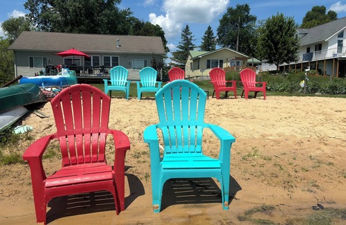 Ada House | Lakefront home in lovely Rockford with dock,sandy beach,deck,fire pit & wifi☀️