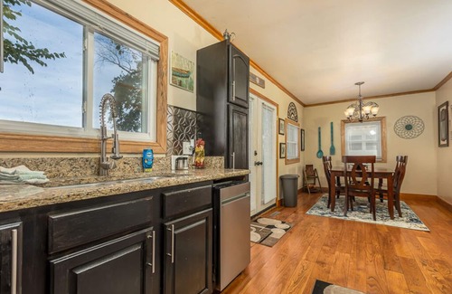 East Dubuque House | Lakefront Home w/2 Bedrooms Deck, Dock & Boats