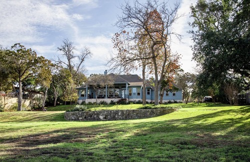 Leander House | Lakefront house with boatdock and an acre of greenery!