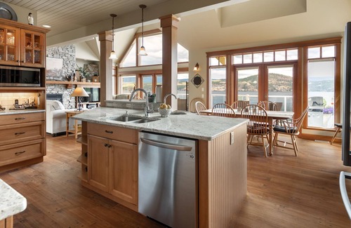 Central Okanagan House | LAKEFRONT I DOCK I FAMILY