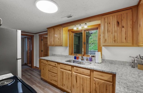 Logan Cabin | Lakefront in Logan (In the heart of Hocking Hills)
