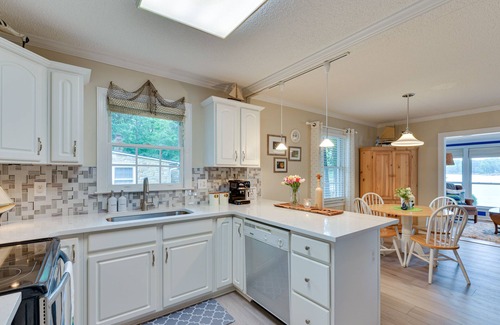 Southmont House | Lakefront Lexington Vacation Rental w/Dock!