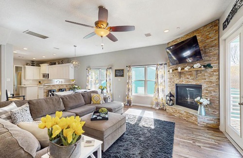 Montgomery House | Lakefront Living