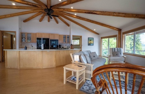 Coolin House | Lakefront Lodging at a Marina in Beautiful Cavanaugh Bay on Priest Lake