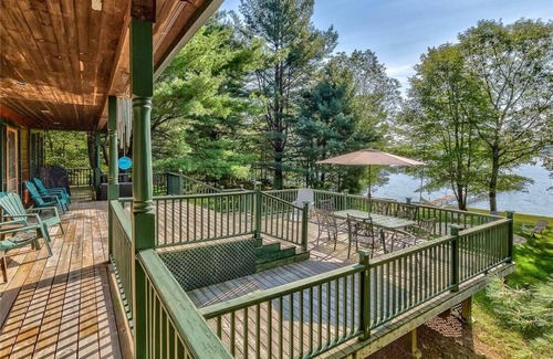 North Frontenac Cottage | Lakefront Log Home Getaway – Pristine Lake. Perfect for Families & Reunions