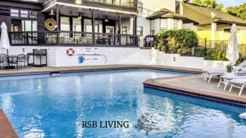Rowlett Villa | Lakefront Luxe 6BR 4,5BA Holiday Home with Pool & Hot Tub