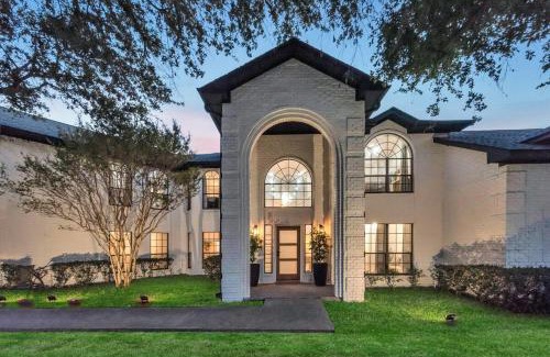 Rowlett Villa | Lakefront Luxe 6BR 4,5BA Holiday Home with Pool & Hot Tub