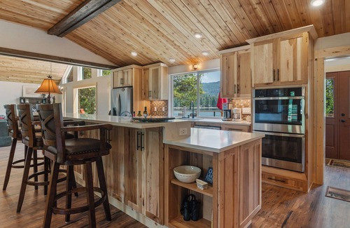 Coolin House | Lakefront Luxury on Priest Lake 4+Bd/4Bth Private Beach/Dock/Views, sleeps 12+