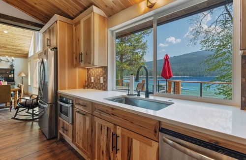 Coolin House | Lakefront Luxury on Priest Lake 4+Bd/4Bth Private Beach/Dock/Views, sleeps 12+