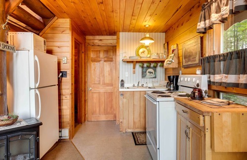Hill Cabin | Lakefront Ogema Vacation Rental Cabin w/Fire Pit!